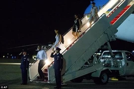 Ông Obama mê xem bóng rổ, không chịu xuống chuyên cơ