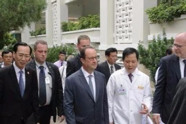 Tổng thống Pháp đến thăm Viện Tim TP.HCM