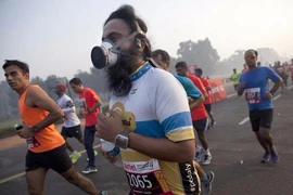 Chạy marathon tại Ấn Độ phải đeo mặt nạ phòng độc