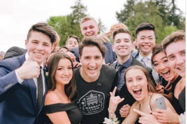 Thủ tướng Canada lại gây sốt vì ‘ké ảnh’ học sinh