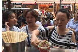 Hỏi cưới được vợ, đại gia TQ tặng đãi 5000 tô mì