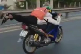 Nam sinh nằm trên xe máy phóng vun vút trên quốc lộ 1