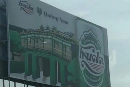 Biểu tượng di sản chùa Cầu bị bia chèn