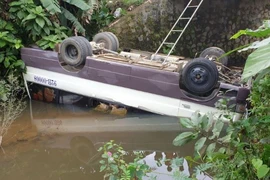 Tránh xe tải, xe khách rơi xuống kênh lật ngửa