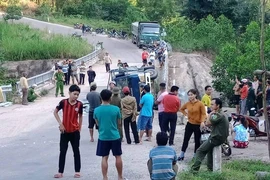 Xe tải mất thắng khi đổ dốc, 2 người tử vong