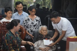Chủ tịch Quốc hội thăm và tặng quà mẹ VNAH Trần Thị Ấm. Ảnh: NT