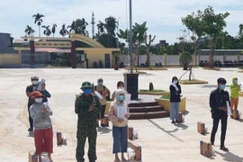 19 công dân nhận quyết định hoàn thành thời gian cách ly. Ảnh: PHẠM CÔNG