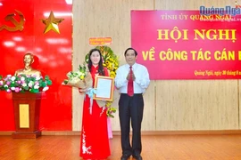 Công bố quyết định chuẩn y bà Bùi Thị Quỳnh Vân. Ảnh: Báo Quảng Ngãi