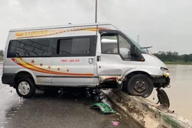 Tai nạn liên hoàn, xe khách suýt rơi xuống cầu Trà Khúc