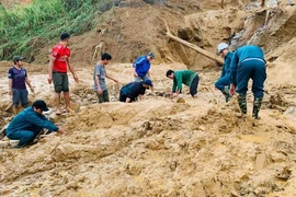 Đưa trực thăng vào cứu hộ vụ sạt lở ở Phước Sơn