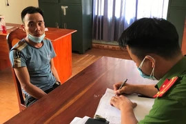Bắt kẻ ngáo đá tàng trữ súng, roi điện