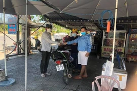 Thanh niên đi bộ về quê Thanh Hoá được người dân Quảng Nam tặng xe máy