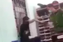 Tạm đình chỉ công tác công an dí roi điện vào người bị còng