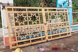 Ngã cổng trường đè 2 học sinh mẫu giáo, 1 em tử vong
