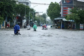 Quảng Ngãi mưa như trút, đường phố có nơi ngập cả mét