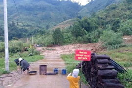 Sạt lở, hàng ngàn tấn đất đá từ trên đồi đổ xuống sát nhà dân