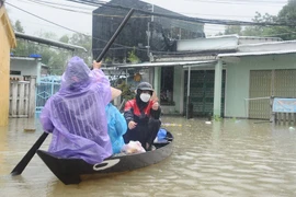 Mưa lớn, hồ Phú Ninh xả lũ, người dân TP Tam Kỳ bì bõm lội nước