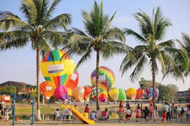 17 khinh khí cầu bay trên bầu trời phố cổ Hội An