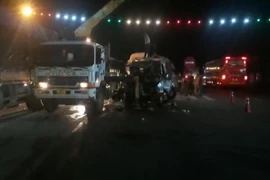 Tai nạn liên hoàn giữa 2 xe khách và xe đầu kéo, nhiều người thương vong 