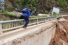 Thót tim cảnh người dân liều mình bám lan can để đi qua cầu