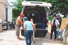 Người đàn ông bị bỏng nặng nằm dưới mương nước, nghi tự thiêu