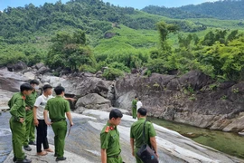 Sau lễ khai giảng, 4 em học sinh rủ nhau tắm thác, 2 em bị đuối nước