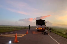 Đi tập thể dục buổi sáng, người phụ nữ bị xe tải lùi cán trúng