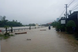 Quảng Ngãi: Hàng trăm ngôi nhà bị ngập, lốc xoáy làm 21 ngôi nhà tốc mái