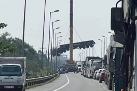 Xe đầu kéo gặp tai nạn, kẹt xe kéo dài trên Quốc lộ 1 