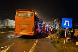 Xe khách tông đuôi ô tô tải, 3 người chết, 13 người nhập viện