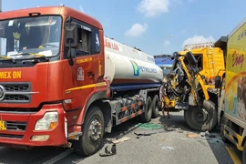 5 xe tải tông liên hoàn trên Quốc lộ 1