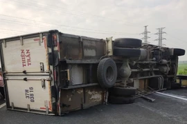 Lật xe tải trên cao tốc Đà Nẵng – Quảng Ngãi, giao thông ùn tắc nhiều giờ