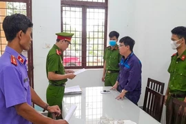 Khoe quen lãnh đạo sân bay Chu Lai để lừa chạy việc