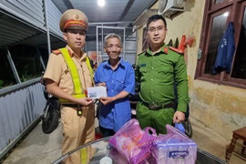 1 người đàn ông bị nhà xe bỏ rơi giữa đường vì không có tiền
