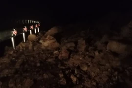 Sạt lở trên đèo Le, giao thông về huyện miền núi Quảng Nam chia cắt