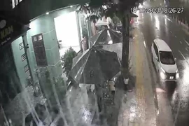 Camera ghi cảnh ô tô chạy tốc độ cao gây tai nạn rồi bỏ mặc nạn nhân