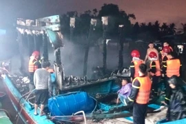 1 ngư dân vừa mua tàu về chưa kịp vươn khơi thì cháy rụi