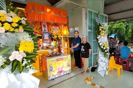 Gia đình lo hậu sự cho cháu Đ sau khi tử vong tại Bệnh viện Phụ sản - Nhi Quảng Nam. Ảnh: TN