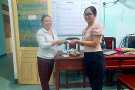 Chị Soa (bên phải) nhặt được gần 30 chỉ vàng và tiền mặt liền đến công an xã Tiên An tìm người mất, trao trả tài sản cho chị Nhi. Ảnh: CA