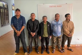 Cùng con trai đi giải quyết mâu thuẫn, người cha bị khởi tố