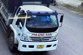 Tài xế xe tải lái xe rời khỏi hiện trường. Ảnh: CA