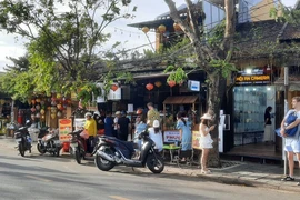 Nhiều nạn nhân vụ ngộ độc thực phẩm khởi kiện Bánh mì Phượng. Ảnh: TN