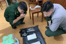 Người dân nhặt được gần 3kg ma túy trôi dạt vào bờ biển tỉnh Quảng Ngãi. Ảnh: BP