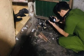 Công an khám nghiệm hiện trường điều tra nguyên nhân vụ việc. Ảnh: CA