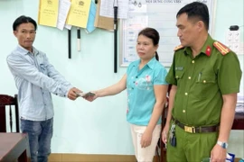 Bà Lũy bán vé số dạo đã nhặt được 50 triệu của anh Cường. Ảnh: CA