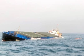 Tàu chở 3.000 tấn xi măng gặp nạn trên vùng biển Cù Lao Chàm. Ảnh: BĐBP