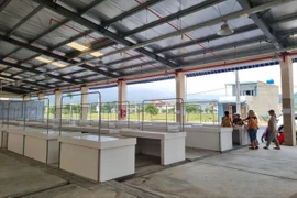 Khi đang lắp đồng hồ tại chợ Đông Phú mới, 1 thợ điện bị điện giật, rơi từ trên cao xuống đất tử vong. Ảnh: TN