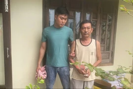 Cảnh sát bắt quả tang khi người đàn ông đang bán ma túy