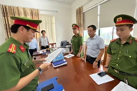 Bắt 2 nguyên cán bộ vi phạm quy định bồi thường