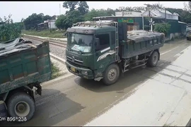 Xe tải dừng đỗ ngay tại vị trí cắt ngang đường sắt và đường bộ bị xử phạt